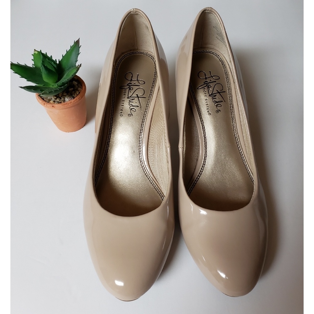 LifeStride Women's Parigi Patent Pump -Taupe S 6.5